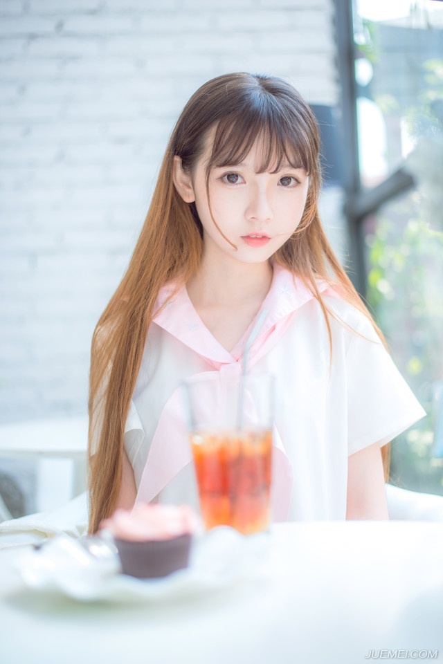 “主公有令，前益州牧刘璋，虽然在任期间，尸位素餐，滋生民怨，但念其乃汉室宗亲，削去其益州牧之职，保留其爵位，令到之日，随骠骑卫返回洛阳，出任尚书令一职，另，前益州守将张任忠肝义胆，忠勇有加，擢升为荡寇将军，领益州兵马，辅佐少主，保卫益州。”说完，雄阔海从一名骠骑卫手中接过一枚将印，扭头看向众人：“谁是张任，上前接印！”