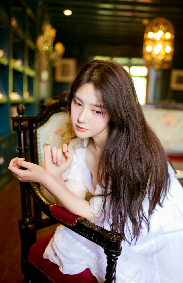“是啊，张将军，你今日之恩德，在下没齿难忘，只是将军一身才华，莫要因我而荒废。”刘璋此刻得到吕布特赦，虽然不再是一方诸侯，但却保留了爵位，更能入洛阳为官，虽然肯定不会有什么实权，但这个结果，对他一个败亡诸侯来说，已经是难能可贵了，当下跟着一起劝说起来。